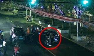 女子肇事逃逸后回现场围观 女子肇事逃逸后回现场围观