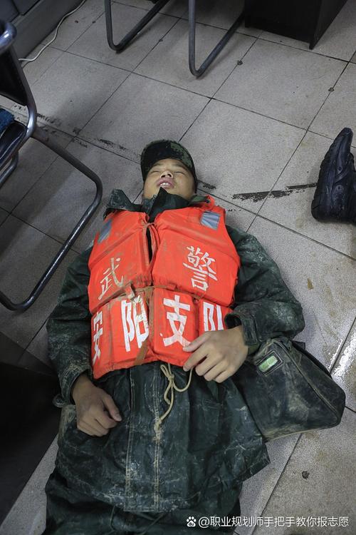 外卖小哥助人回家(暖心外卖小哥帮助救人)